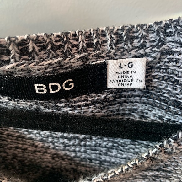 Woman’s BDG 1/2 Black & Grey pullover Sweater - Picture 2 of 4